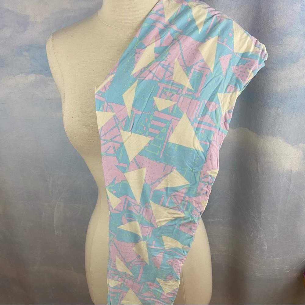 LuLaRoe Triangles Leggings Tall & Curvy